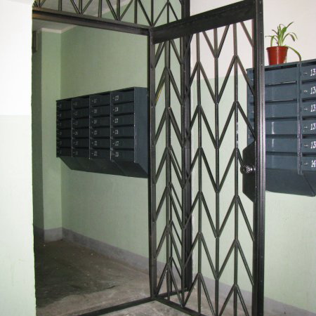 тамбурная дверь с решеткой